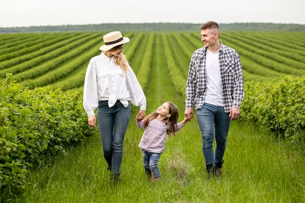 Familia con niña en tierras de cultivo