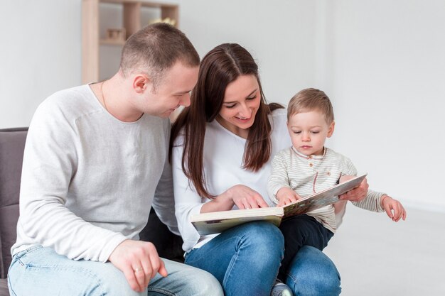 Familia con niño y libro en casa