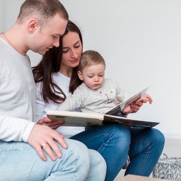 Familia con niño y libro en casa