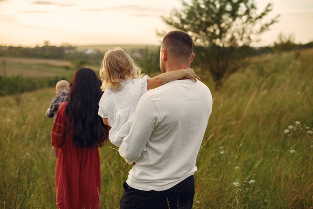 Familia con niño lindo. Padre con camisa blanca.