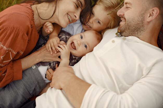 Familia con niño lindo. Padre con camisa blanca.