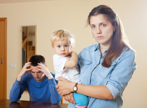 Familia con niño que tiene conflicto