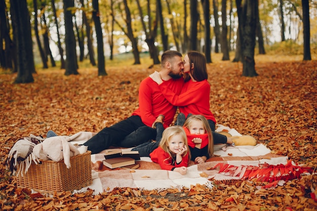 Familia con niños lindos en un parque de otoño