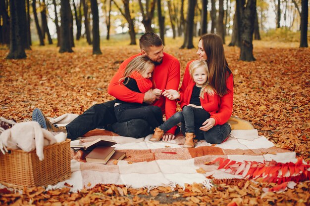 Familia con niños lindos en un parque de otoño