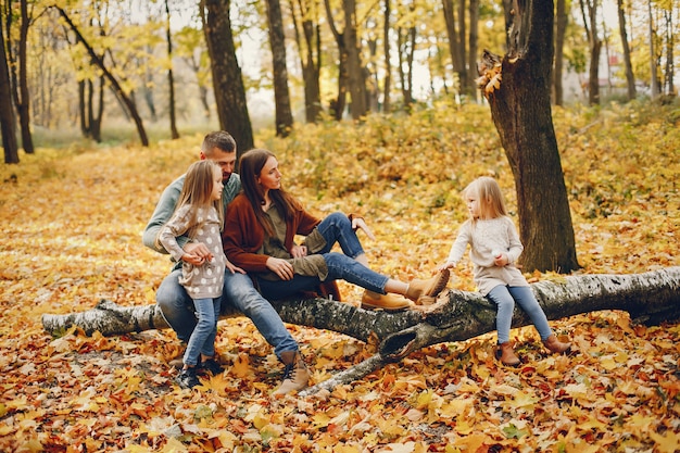 Familia con niños lindos en un parque de otoño