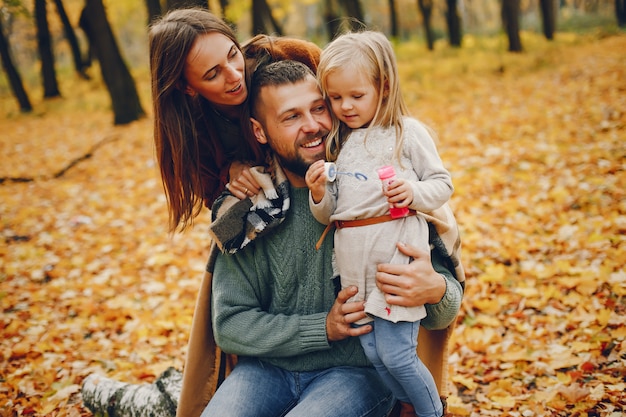 Familia con niños lindos en un parque de otoño