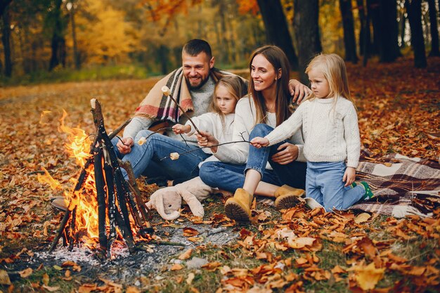 Familia con niños lindos en un parque de otoño