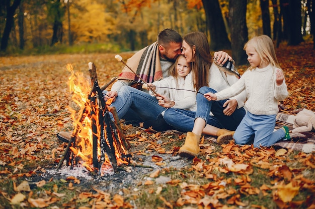 Familia con niños lindos en un parque de otoño