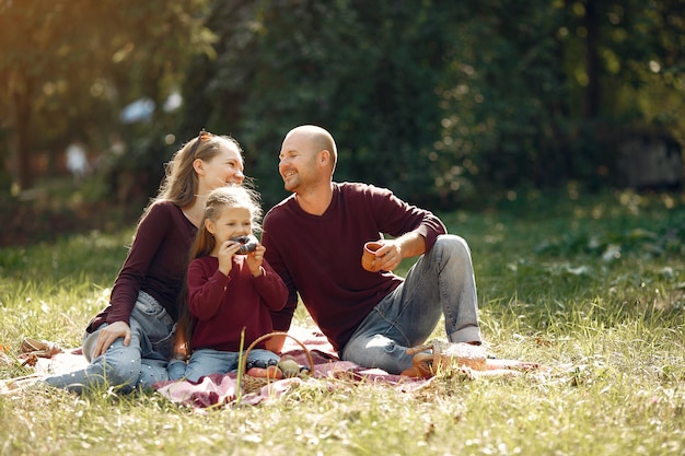 Familia con niños lindos en un parque de otoño