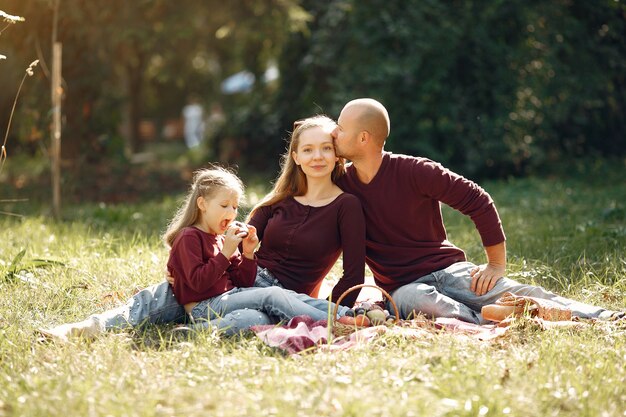 Familia con niños lindos en un parque de otoño