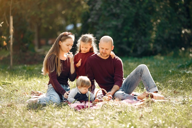 Familia con niños lindos en un parque de otoño