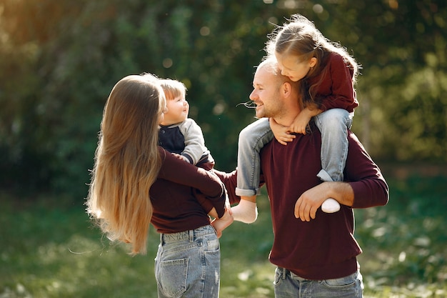 Familia con niños lindos en un parque de otoño