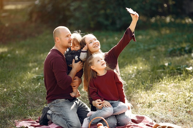 Familia con niños lindos en un parque de otoño