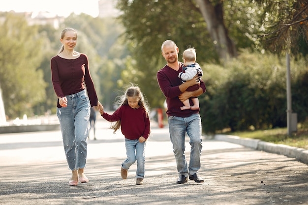 Familia con niños lindos en un parque de otoño