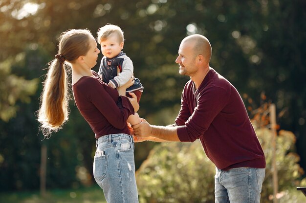 Familia con niños lindos en un parque de otoño