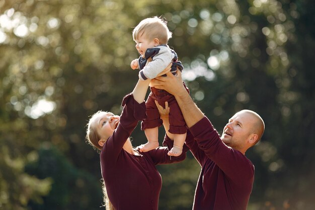 Familia con niños lindos en un parque de otoño