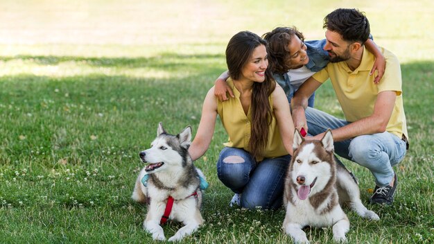 Familia con niños y perros juntos al aire libre