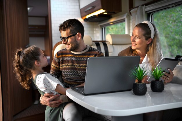 Familia nómada divirtiéndose juntos en una casa pequeña