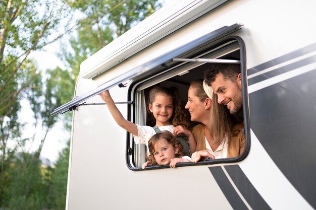 Familia nómada divirtiéndose juntos en una casa pequeña