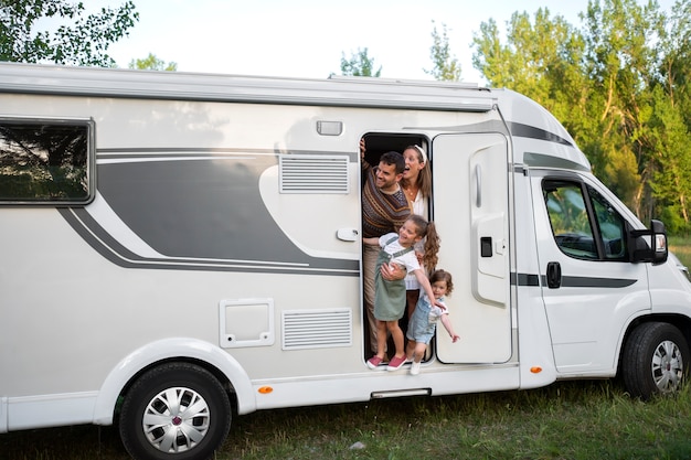 Familia nómada divirtiéndose juntos en una casa pequeña