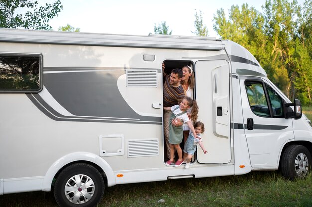 Familia nómada divirtiéndose juntos en una casa pequeña