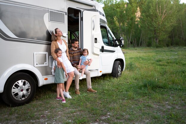 Familia nómada divirtiéndose juntos en una casa pequeña