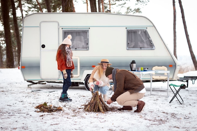 Familia nómada feliz de tiro completo al aire libre