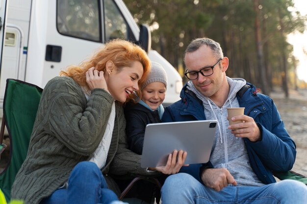 Familia nómada feliz de tiro medio