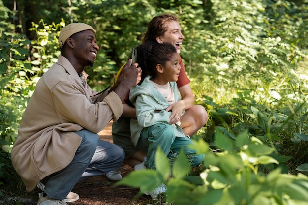 Familia nómada que viaja en la naturaleza.