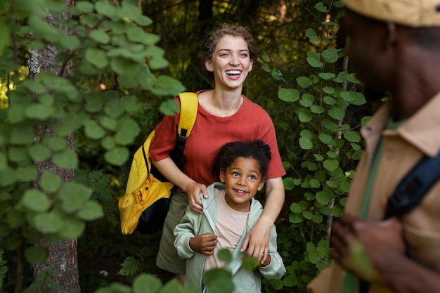 Foto gratuita familia nómada que viaja en la naturaleza.