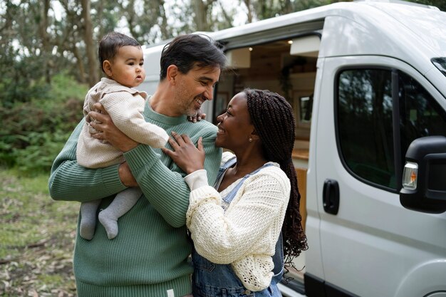 Familia nómada que vive en la naturaleza.