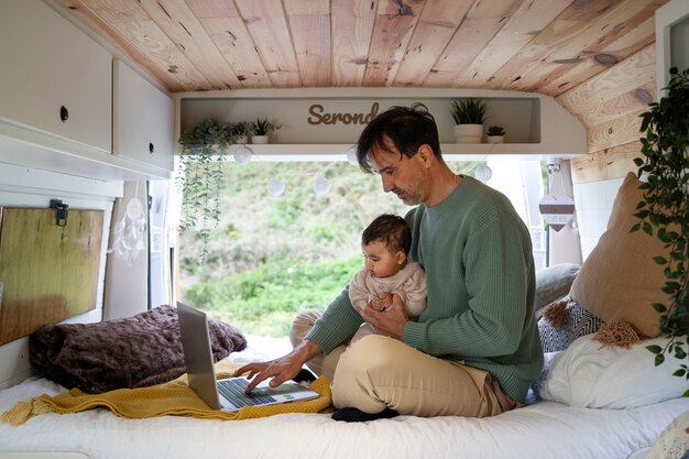 Familia nómada que vive en la naturaleza.