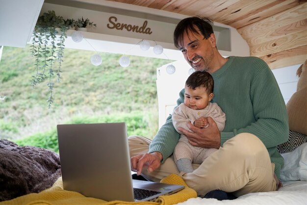 Familia nómada que vive en la naturaleza.