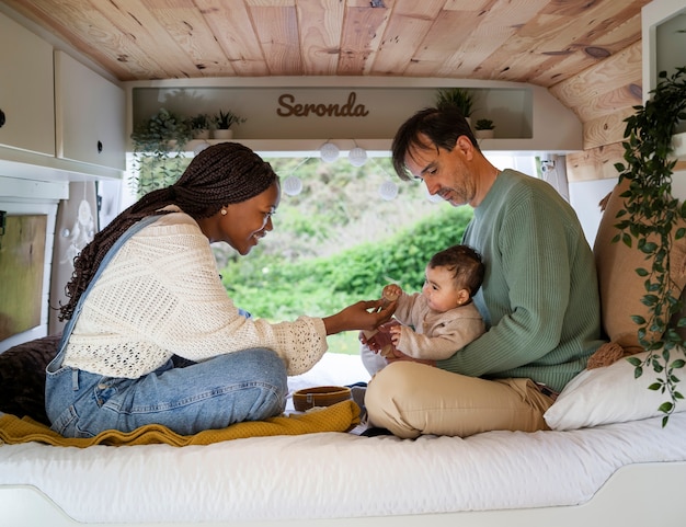 Familia nómada que vive en la naturaleza.