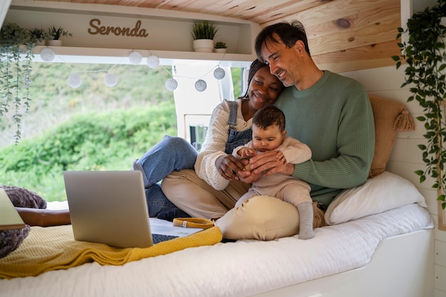 Familia nómada que vive en la naturaleza.