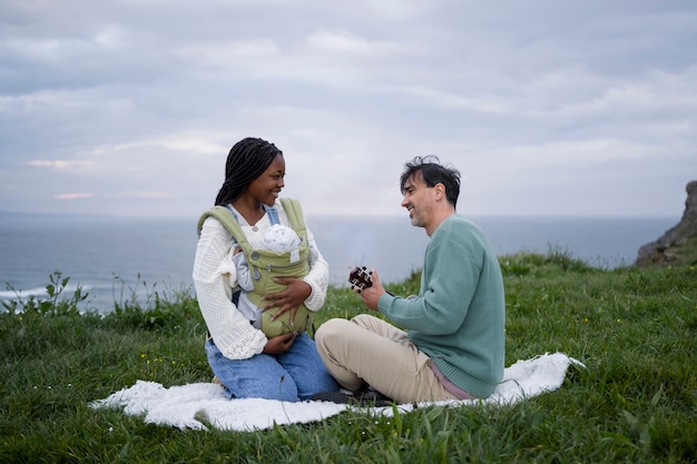 Foto gratuita familia nómada que vive en la naturaleza.