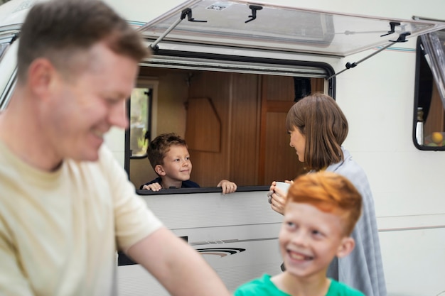 Foto gratuita familia nómada sonriente de vista lateral