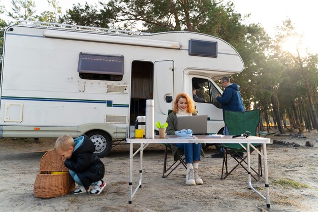 Familia nómada de tiro completo con autocaravana