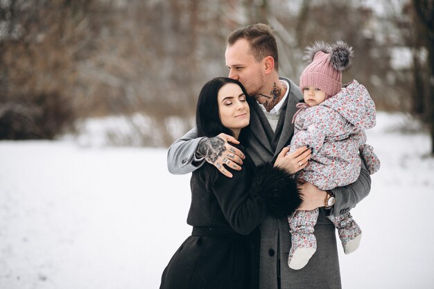 Familia en el parque en invierno con hija
