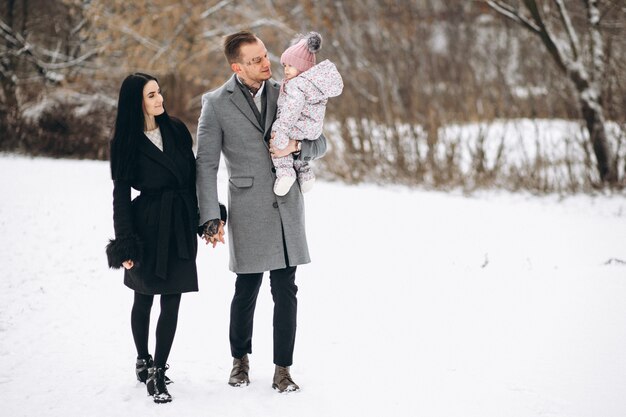 Familia en el parque en invierno con hija