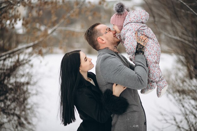 Familia en el parque en invierno con hija