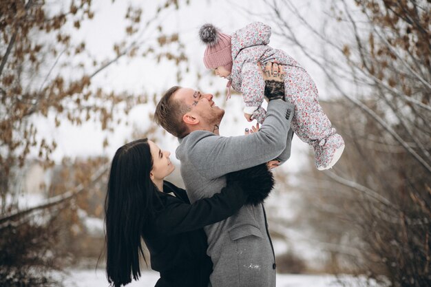 Familia en el parque en invierno con hija