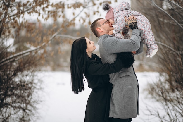 Familia en el parque en invierno con hija