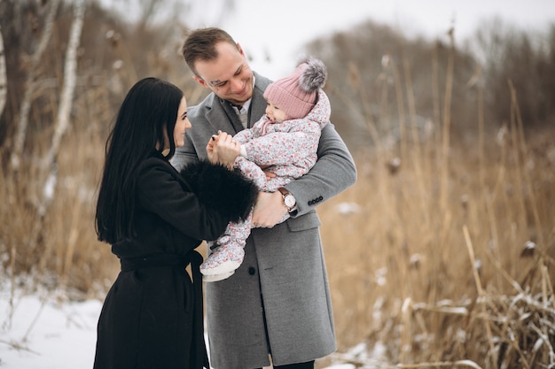 Familia en el parque en invierno con hija