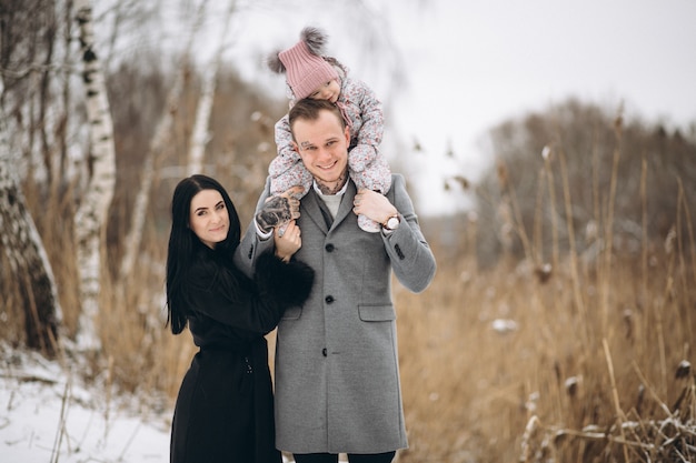 Familia en el parque en invierno con hija