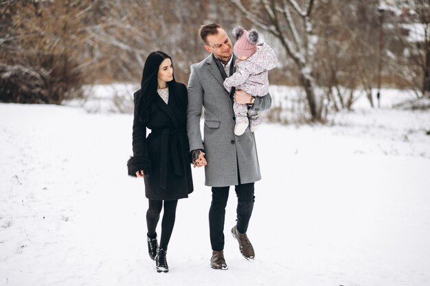 Familia en el parque en invierno con hija