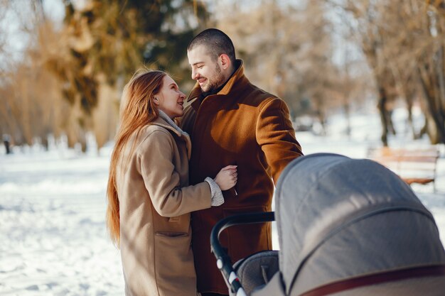 Familia en un parque de invierno