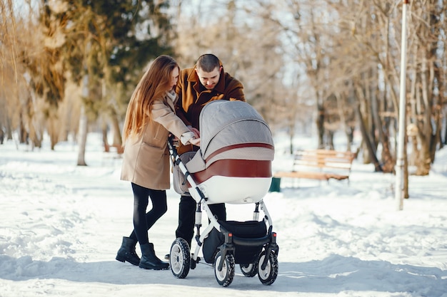 Familia en un parque de invierno