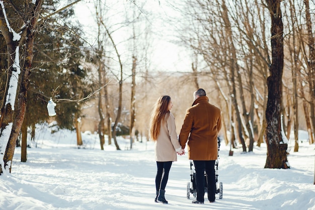 Familia en un parque de invierno