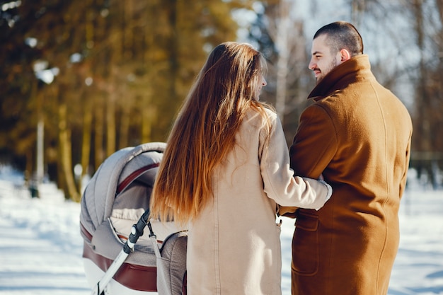 Familia en un parque de invierno